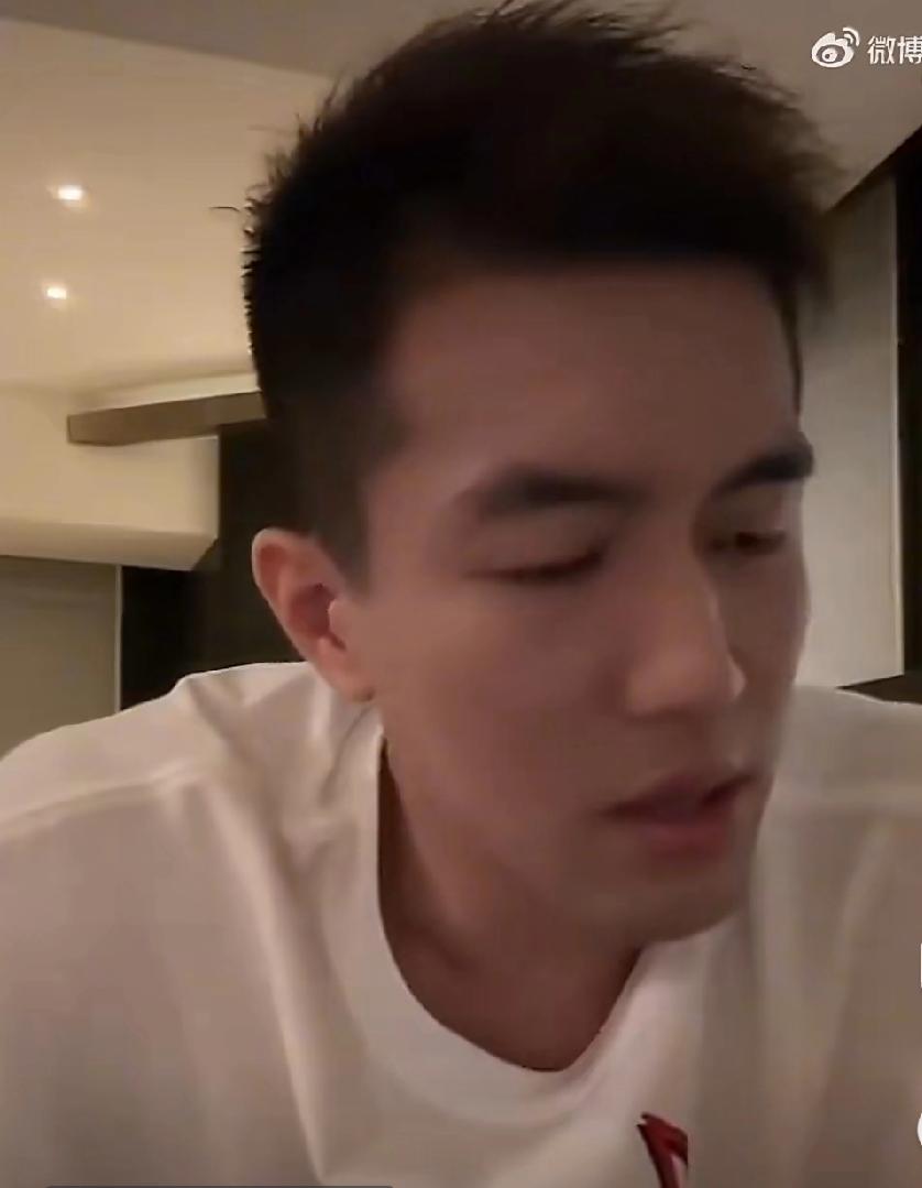 刚刚看到，郭艾伦又上了热搜，这次更倒霉：被骗了上千万。

据悉，骗子系郭艾伦长期