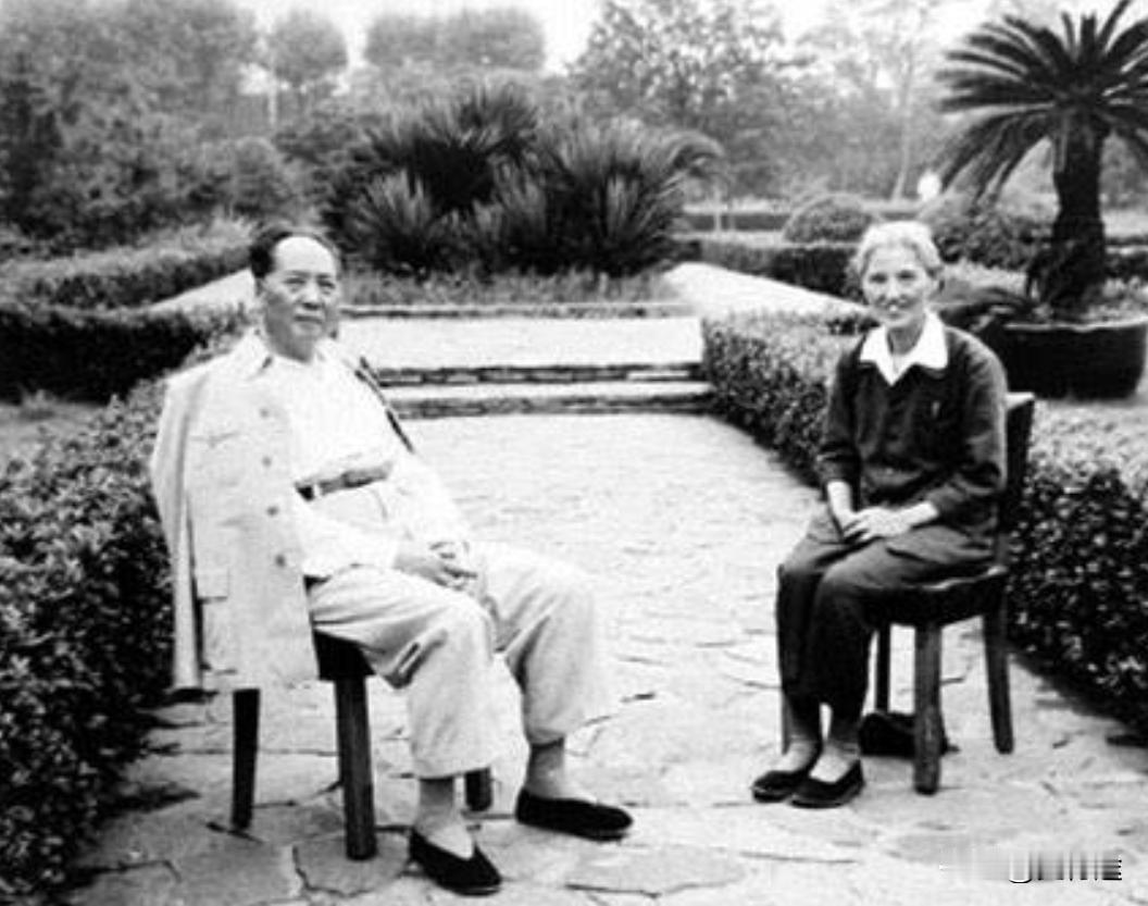 1950年，毛主席正在拆阅群众来信。
其中一封信来自无锡，署名为“吴启瑞”，毛主