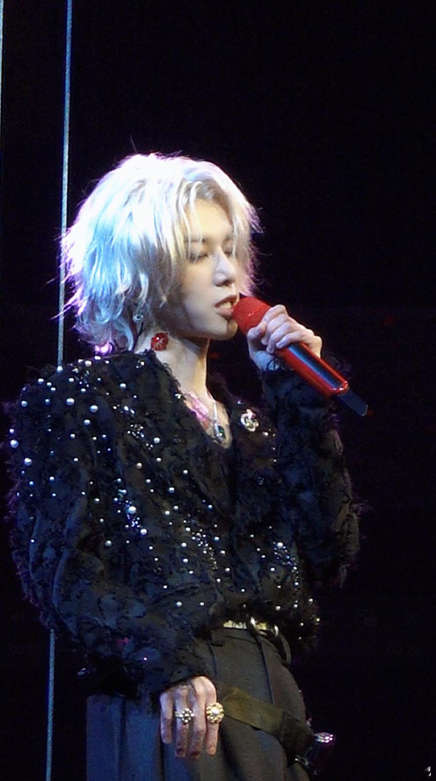 华晨宇脖子上的唇印华晨宇唇印啊啊啊这画面太上头了！脖子上的唇印像个小彩蛋，被粉丝