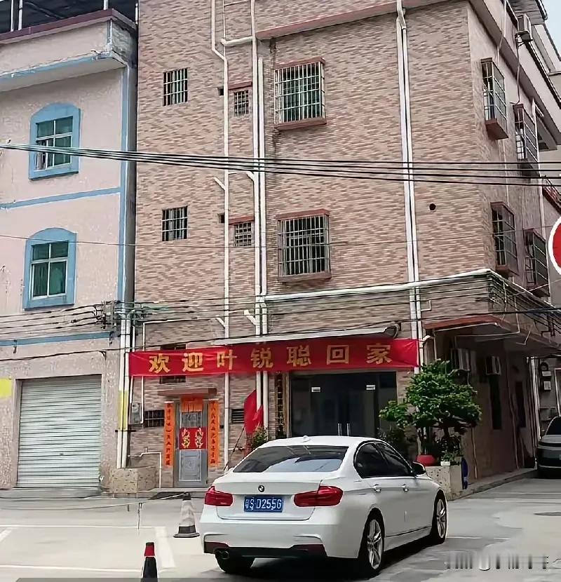 我预料到了叶锐聪妈妈会激动

也预料到她会好好补偿儿子

万万没想到她为了保护孩