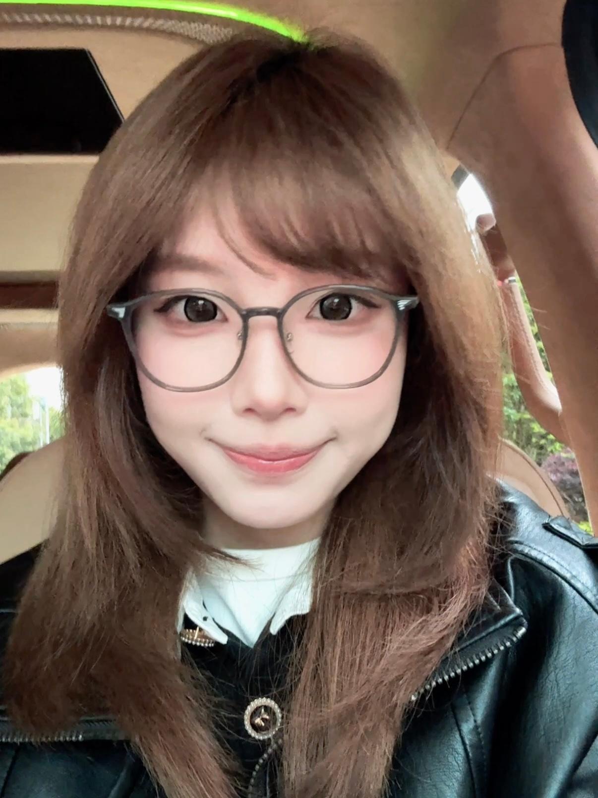 小鹏GX 的内饰咋这么显白，感觉跟下面放了个打光板一样