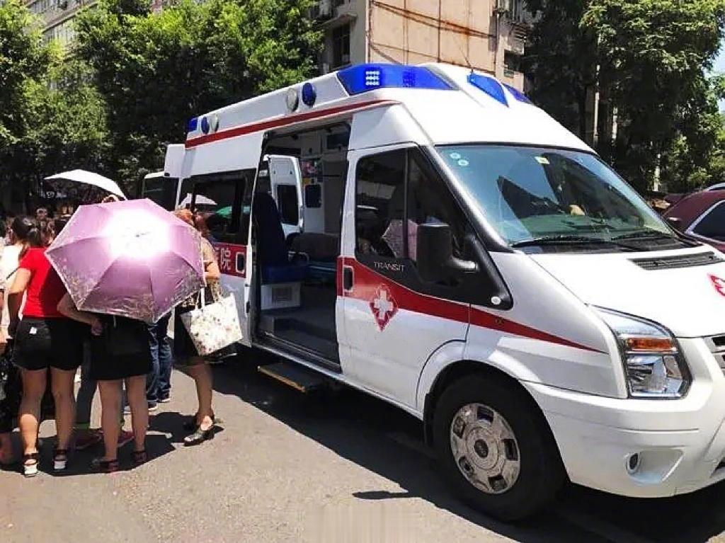 人间悲剧，一家三口选择9月1日开学前自尽。        8月31日，重庆某小区