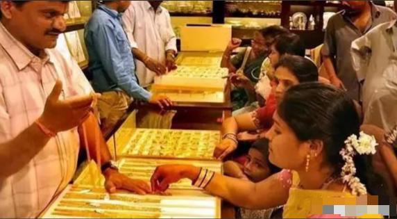 印度想把自己存在美国的黄金运回家，美国不让。可另一边，中国却用聪明的办法，把黄金