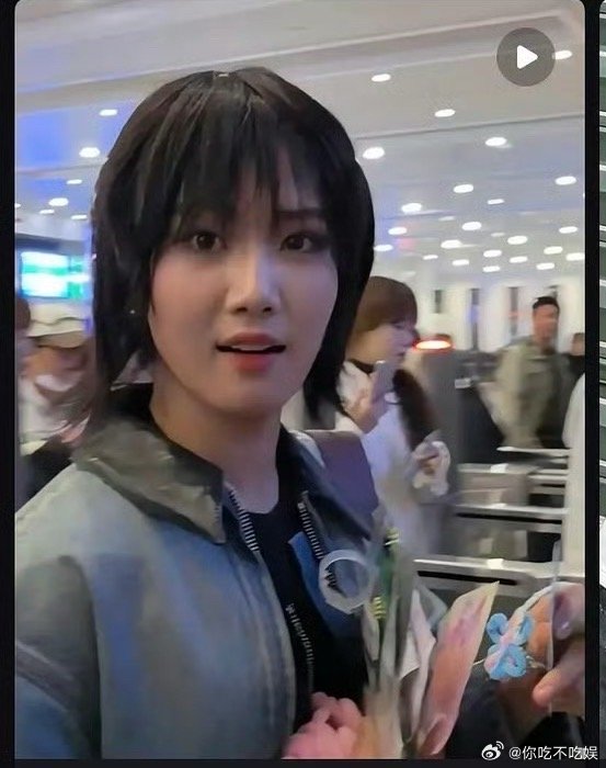 路人镜头下的卢昱晓要不要这么的普通 