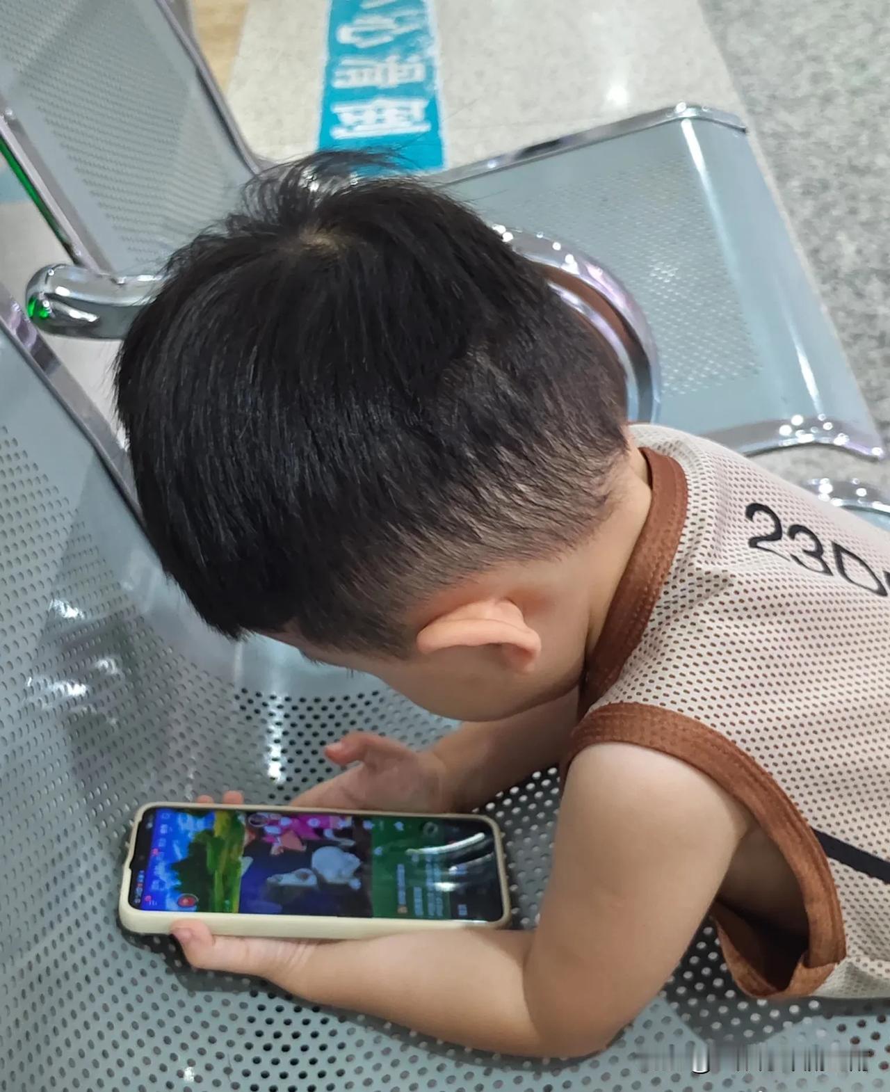 我撒谎了，撒了个弥天大谎。

为了得到现在这份工作，面试的时候被HR问婚姻状况，