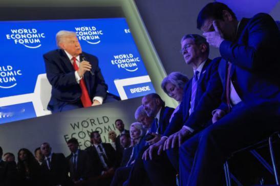 特朗普在台上口出狂言，台下的一批美国高官，脸色一个比一个难看！
美国总统特朗普在