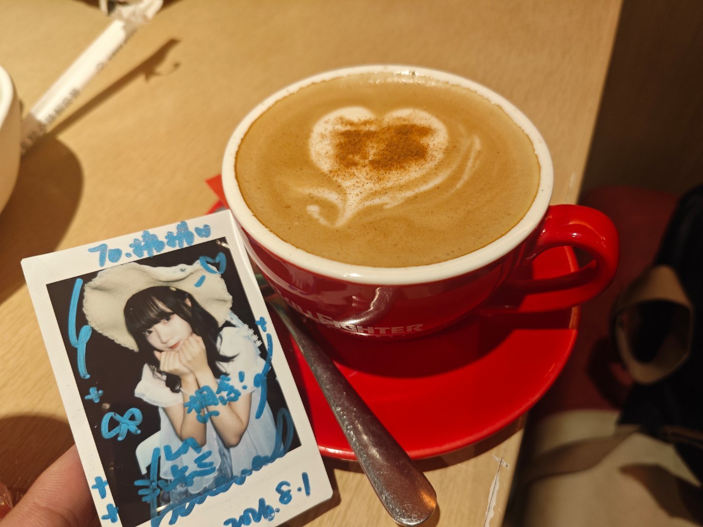 雨とカプチーノ“揺蕩うように雨流れ僕らに嵐す花に溺れ”虽然今天没有下雨，但这首有