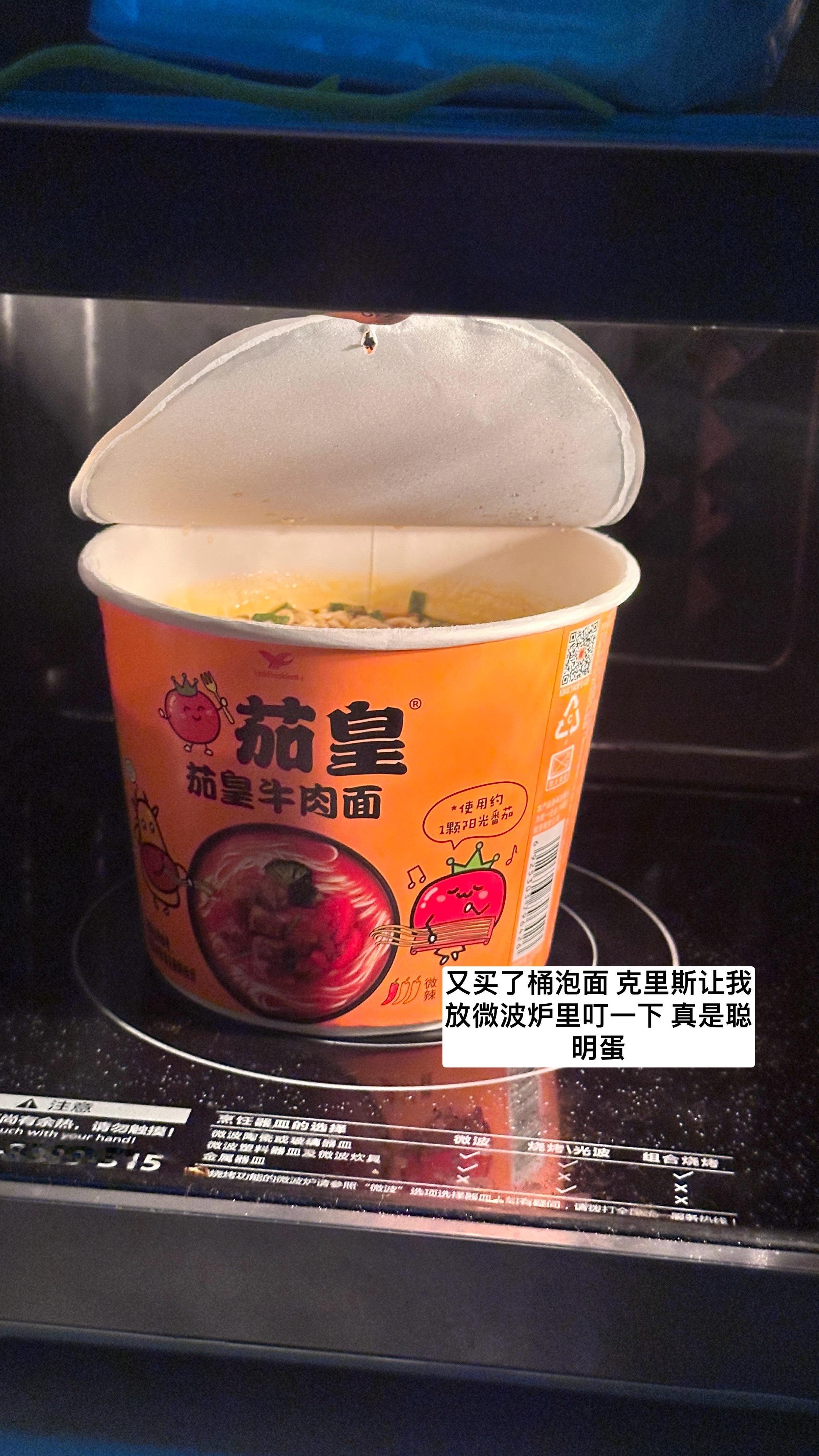 今天吃了好多东西 我宣布我是这个世界上最饱的人！！！感觉明天睡醒会积食的程度