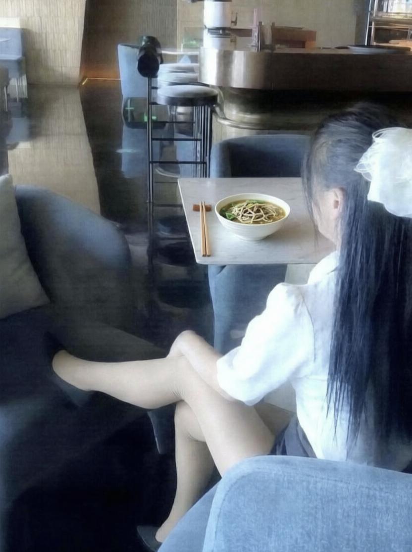  环境只是陪衬，肉丝，才是画面的灵魂。