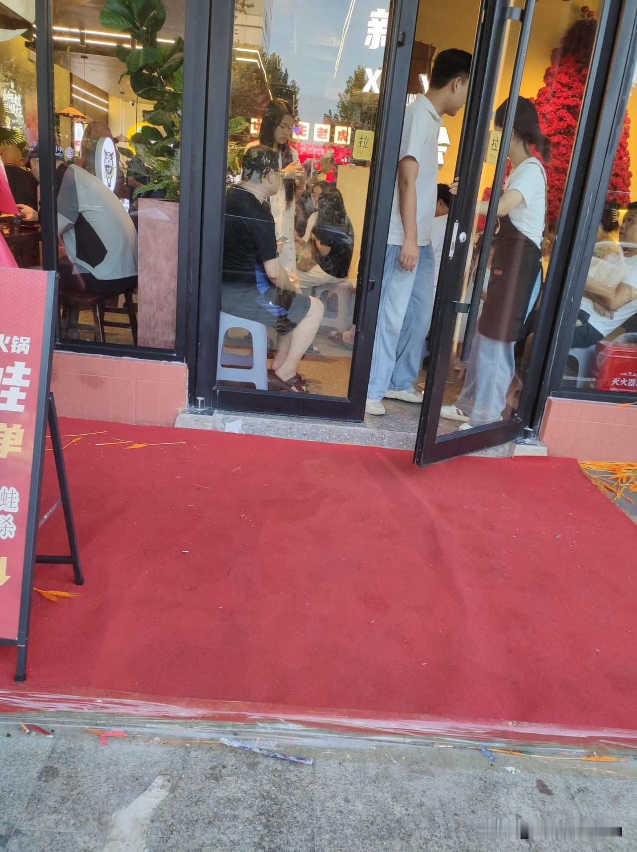 昨天路过这个新开张的牛蛙火锅店，里面挤爆了，门口还有一大堆排队等候的人，我想肯定