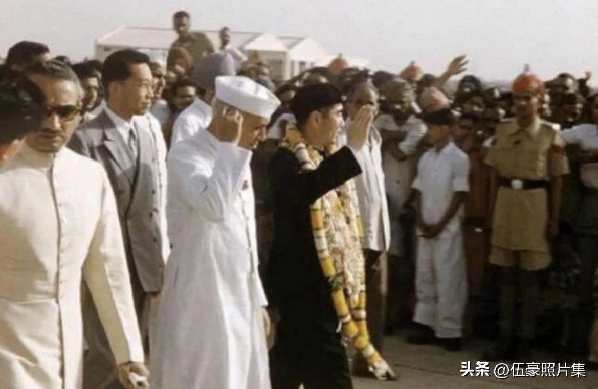 【周总理历史上的今天——6月25日】
1954年6月25日，​晨七时十五分，​周