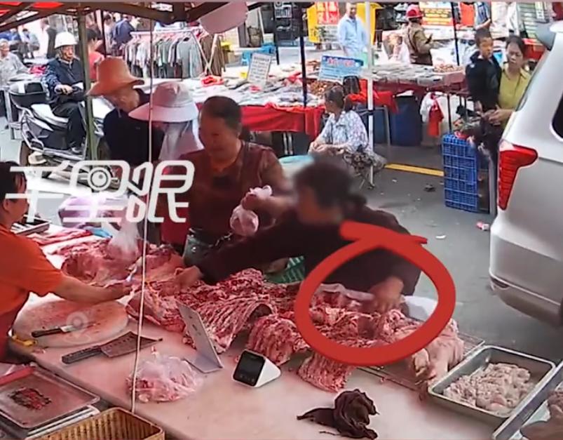 大妈是个高手，并且是个三只手的高手！顺手牵“猪肘”，动作娴熟简练！
前不久，江西
