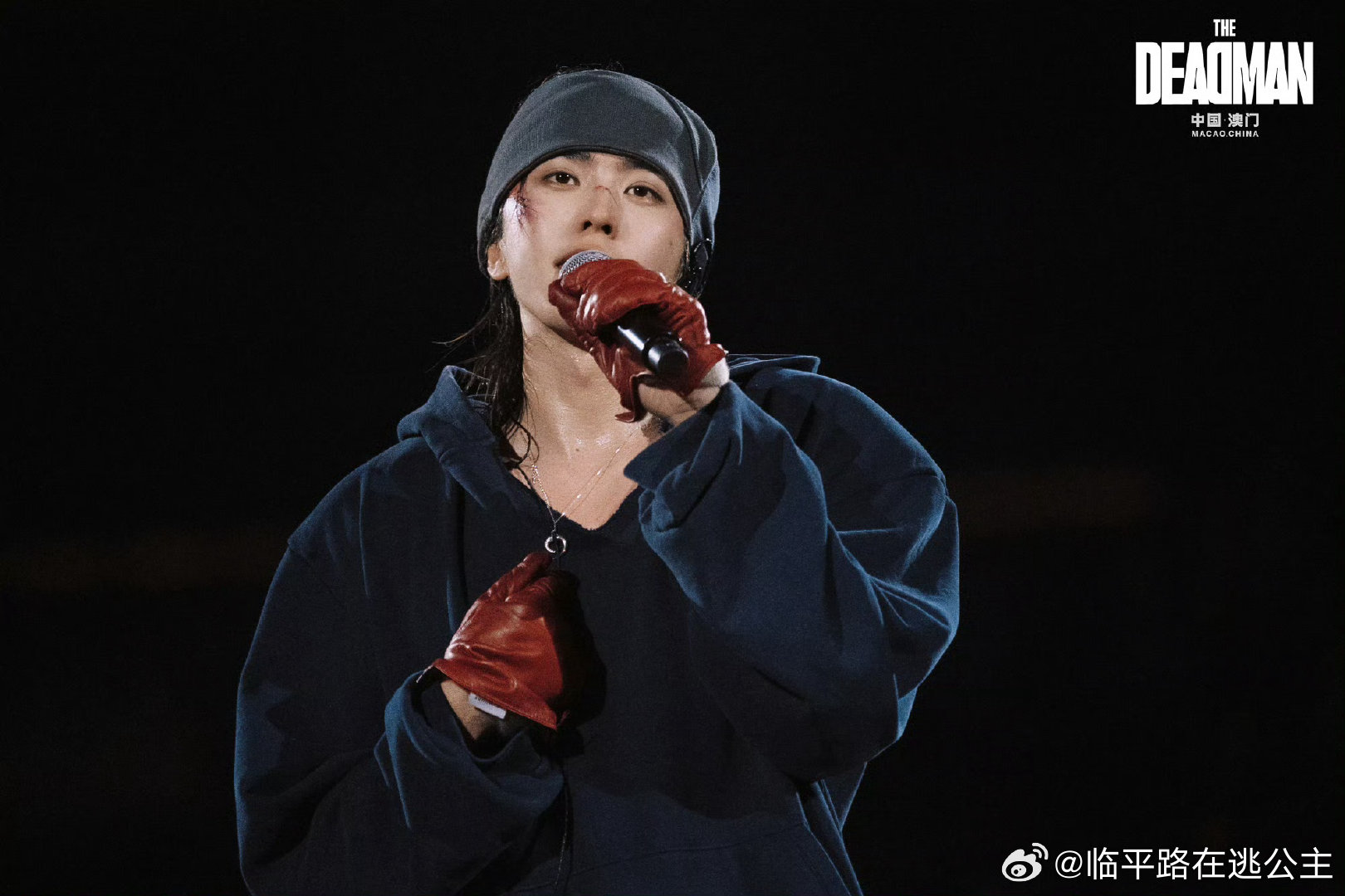 蔡徐坤燃爆了蔡徐坤演唱会燃爆了蔡徐坤这段表演我能循环一百遍！铆钉皮衣+宽檐帽，每