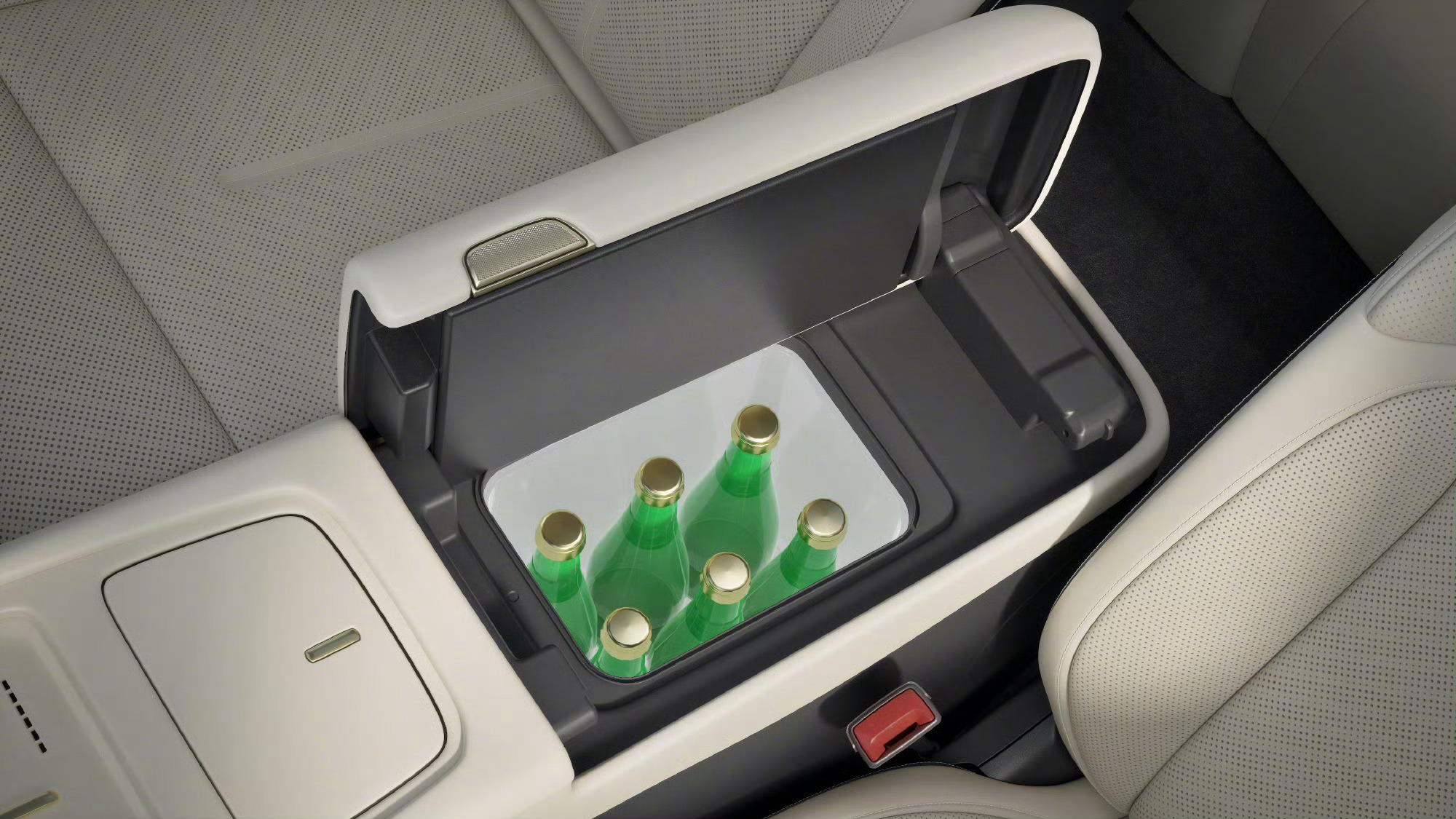 豪华大五座新卷王来了 作为一个天天要拉着家人出门的车主，看完与众08的配置，我直