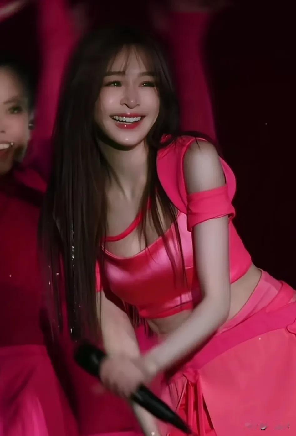 40多的王心凌装少女一点没有违和感但是还是很尴尬，看起来还是少女，可以驾驭各种颜