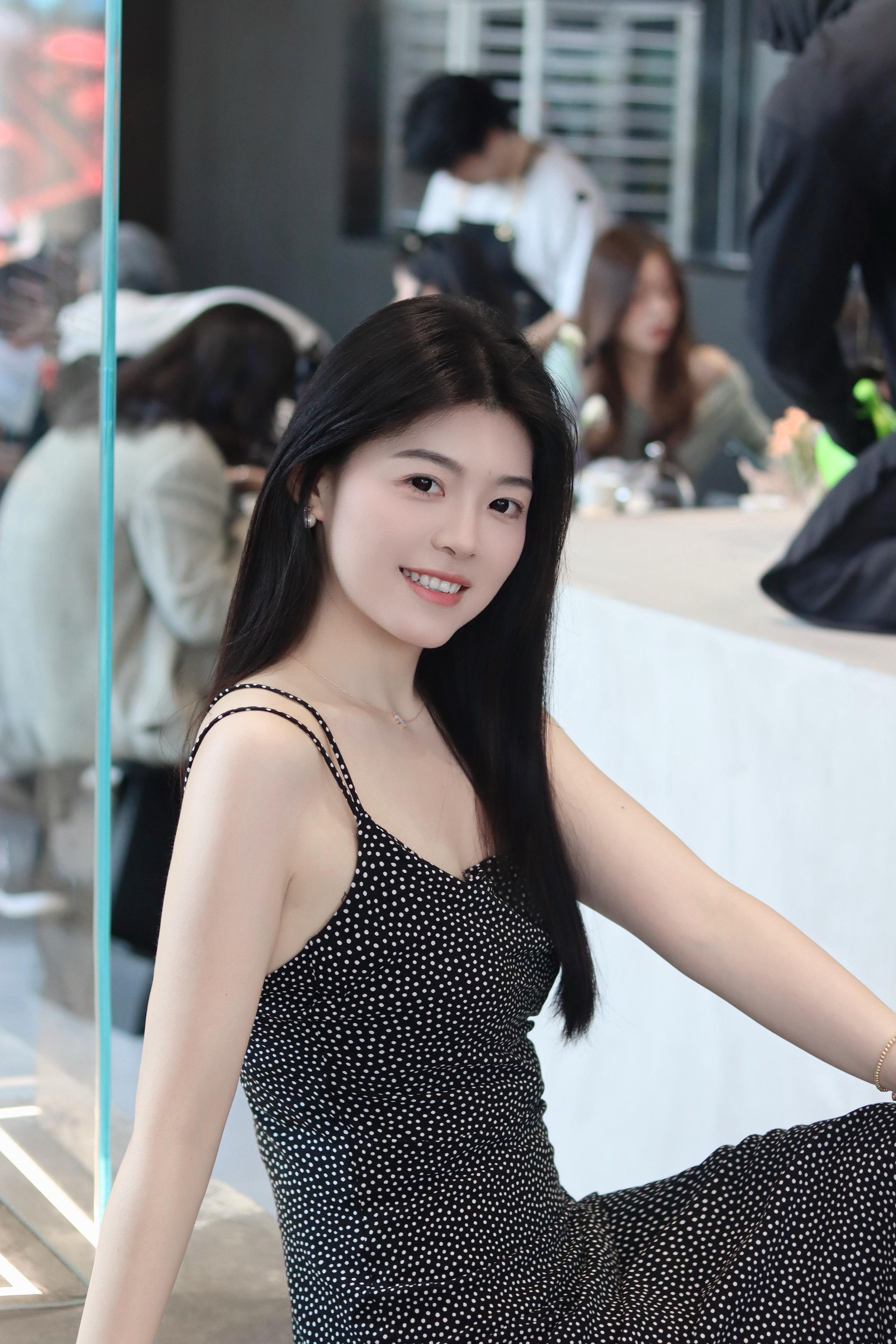 你是我朝夕相伴触手可及的虚拟 清纯甜美 穿搭