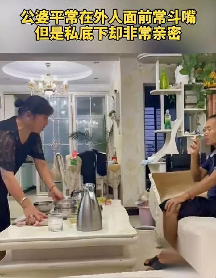 我家客厅刚才“炸”了

不是吵架，是我撞破俩老的“秘密”

公公正蜷在婆婆怀里啃