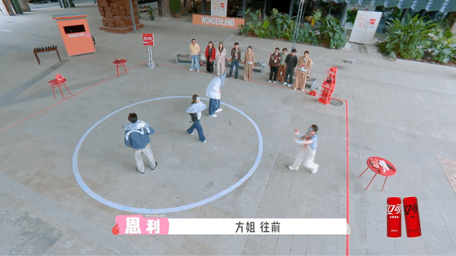 李嘉琦一把推开了方媛 蒙眼状态下的李嘉琦屡次偶遇方媛，仅凭触摸发型就快速判断对方
