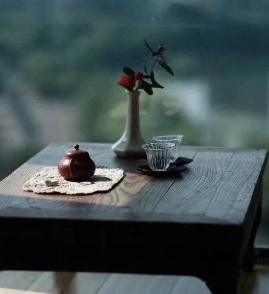 一段令人深思的话：“世界没有真理，只有立场，万物没有真相，只有视角。站在哪座山头
