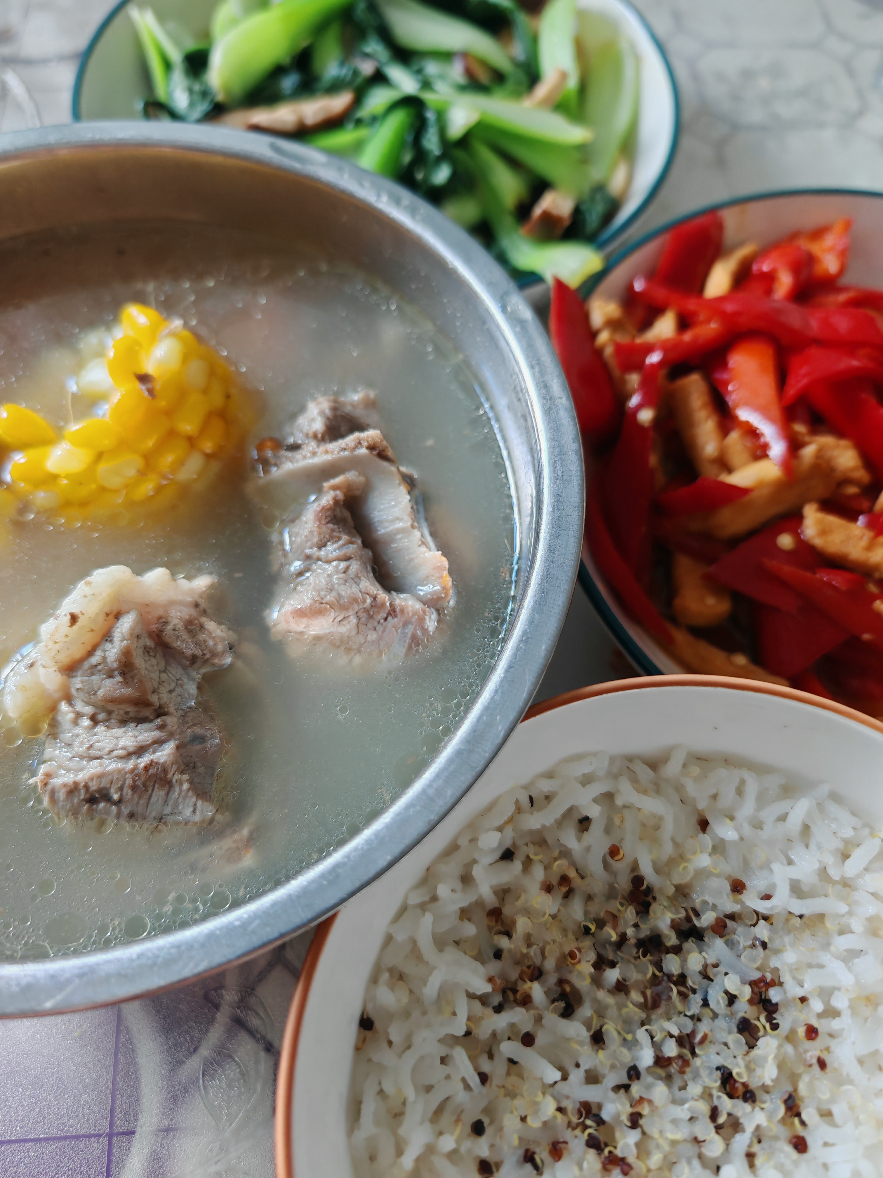 #午餐# 吃饭啦老婆们[舔屏]今天又炖了汤，你们吃啥 ​​​