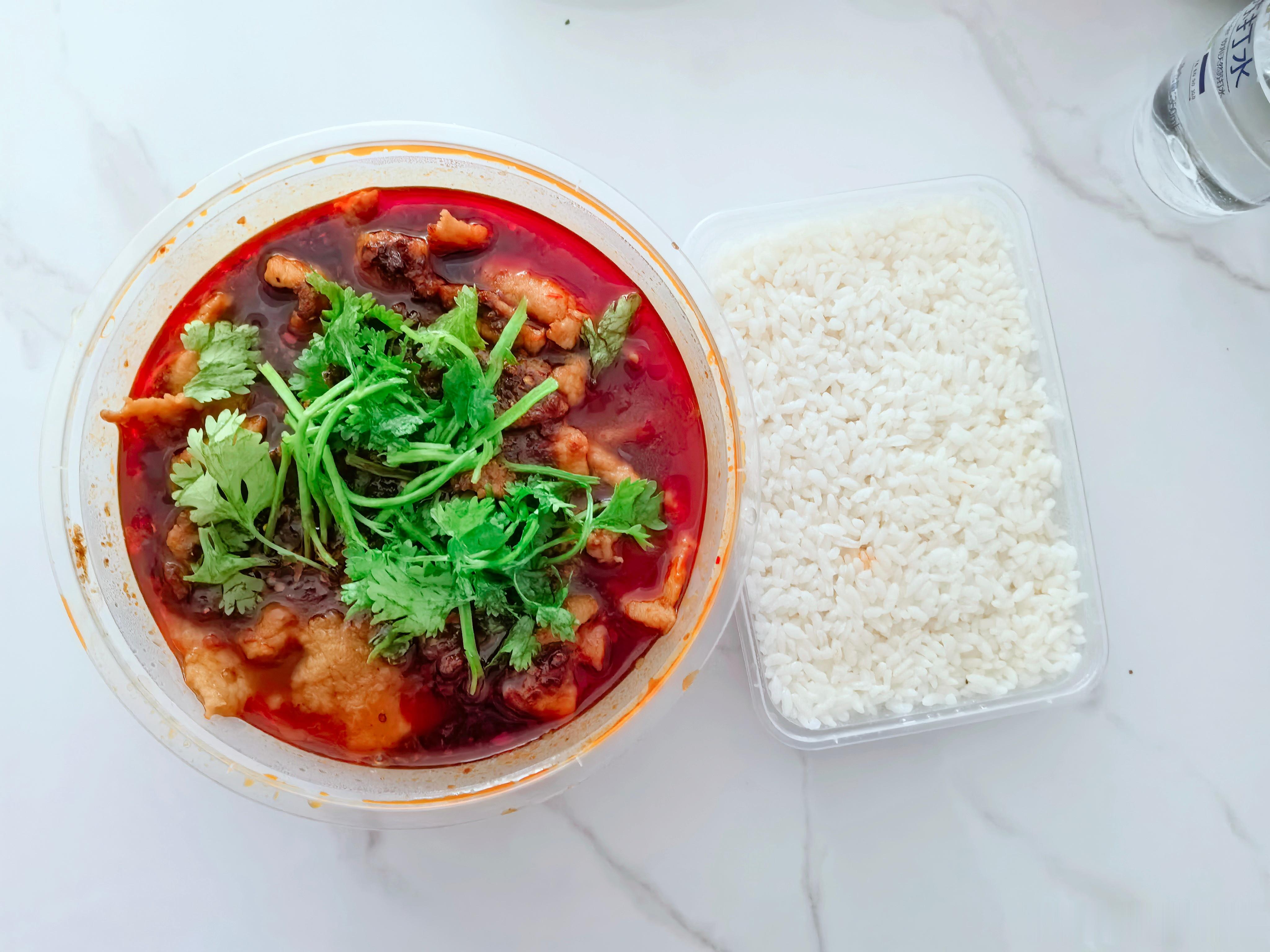 今日午餐 太热厨师罢工几天！点了个水煮肉片配上米饭凑合吃了点，不怎么满意，选品失