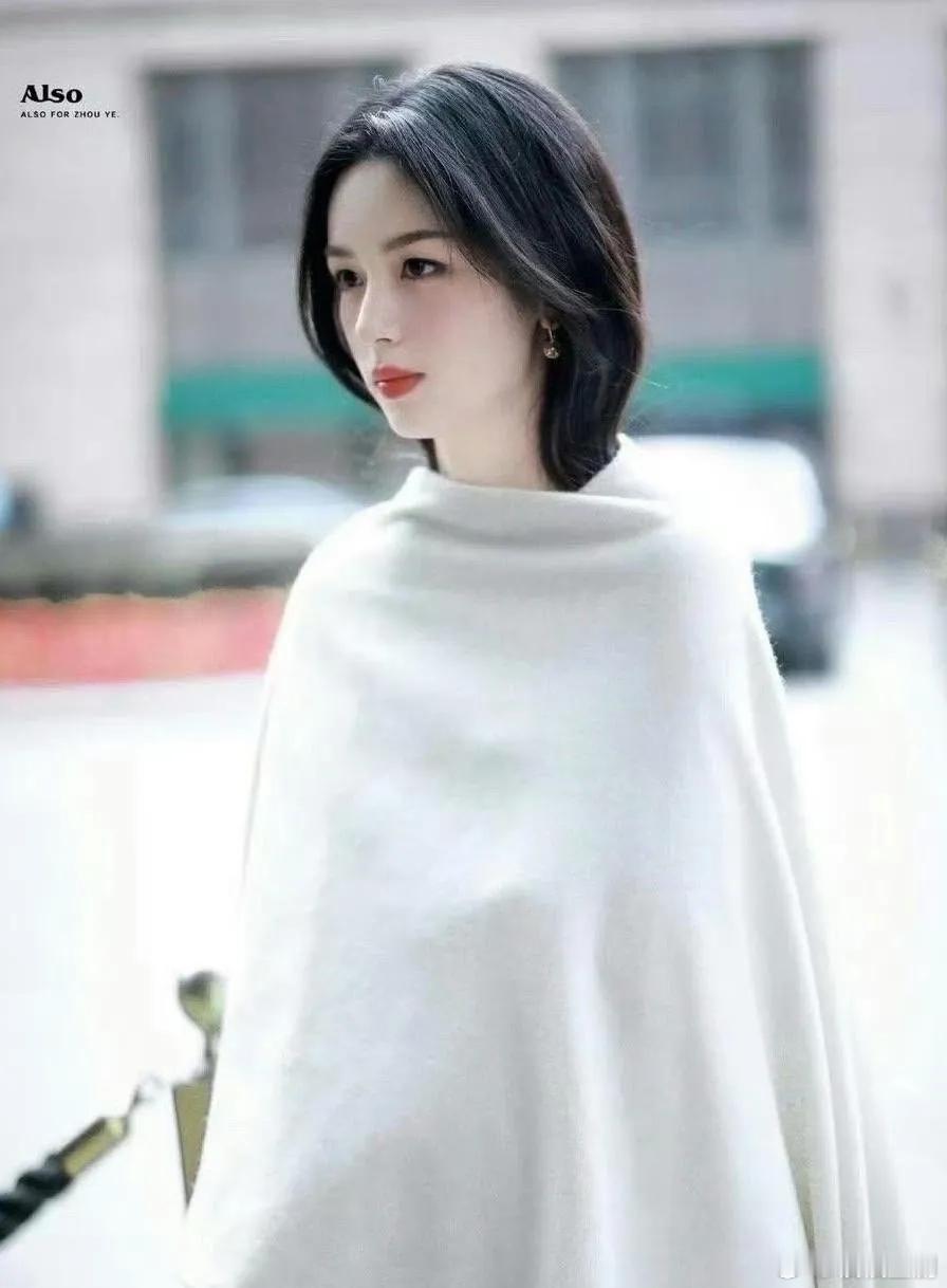 周也不愧是95后颜霸，这张脸太牛了，让我们知道什么叫披块布都是好看的 
