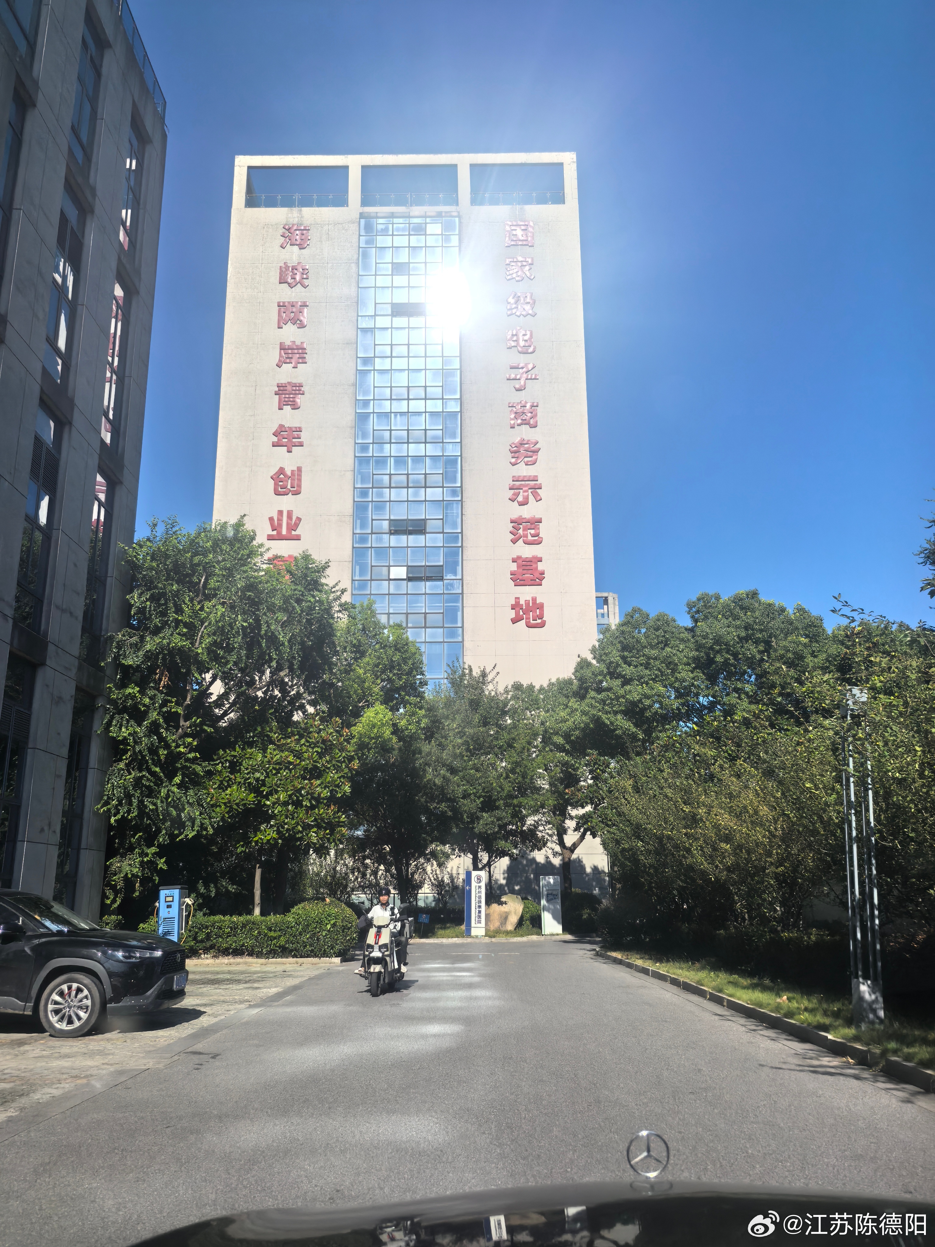 今天的职场，更需要的是主动破局者，而非问题制造机。接到新任务，不会立刻追着问"怎