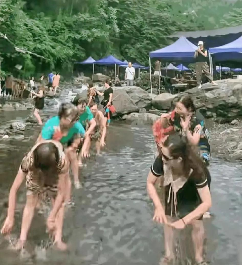 大妈们的胆子真的很大！
我现在对这种山沟有心理阴影，
就怕上游突然来水。
大妈们