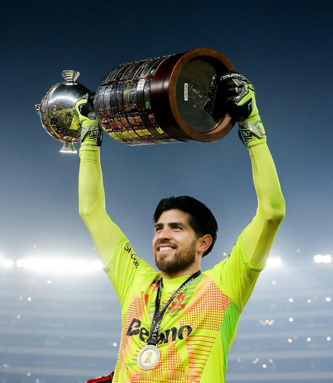 他实至名归！👍新科南美解放者杯冠军和巴西联赛冠军🇧🇷弗拉门戈俱乐部为阿根廷