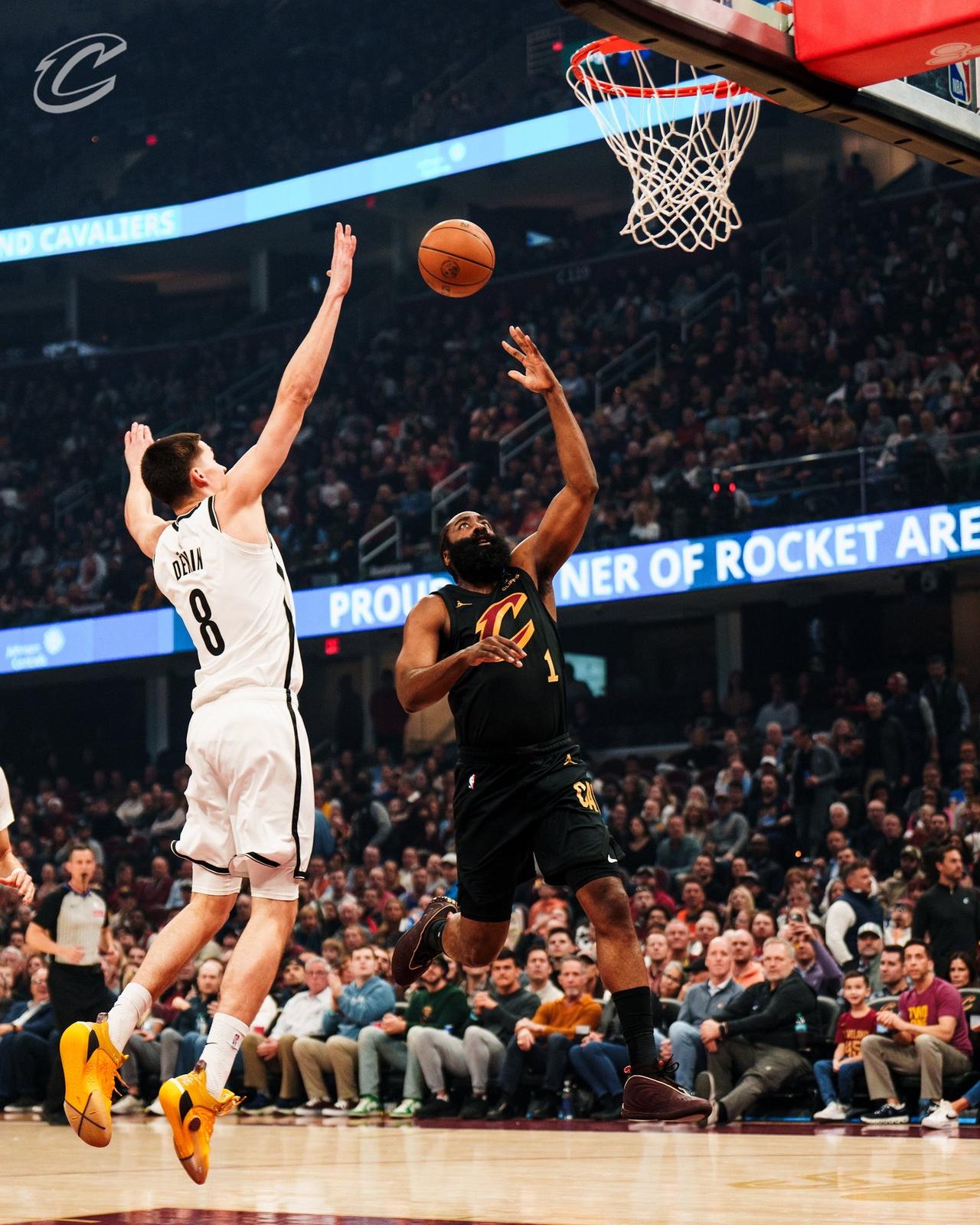 哈登给米切尔的这记空接传球，颇有几分当年“詹韦连线”经典画面的味道！
骑士对阵篮