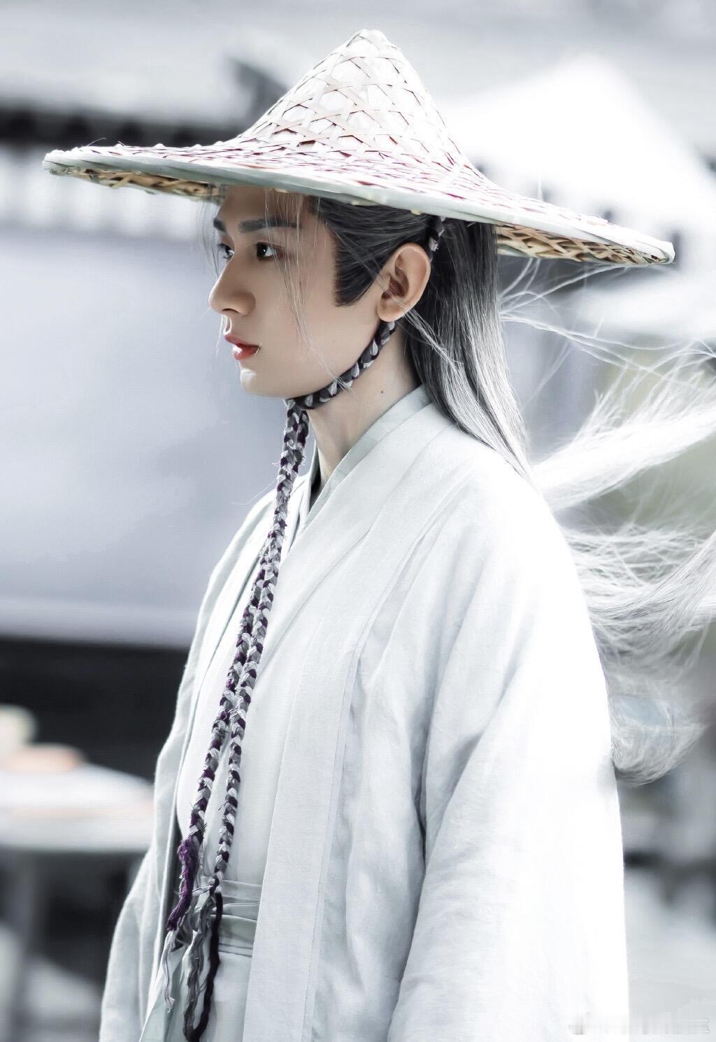 成毅扫弟机 谁能拒绝成毅这种扫弟机！和周奇互动亲昵自然，私下关系肯定也很好，合作