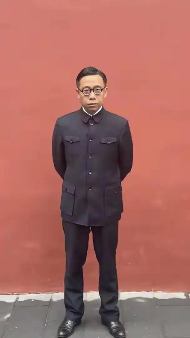 绝了！小伙长相神似末代皇帝溥仪，横店邀请他去当演员！

这个小伙神似到什么程度？