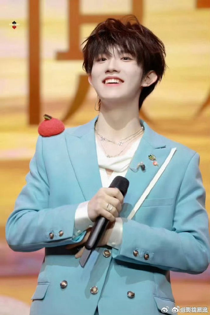 苏新皓被粉丝合唱感动到哽咽苏新皓哽咽感谢粉丝 他说这首歌是属于所有人的，这种被双