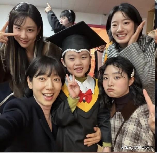 9日，演员朴信惠在自己的Instagram上传了多张照片。公开的照片中，朴信惠与