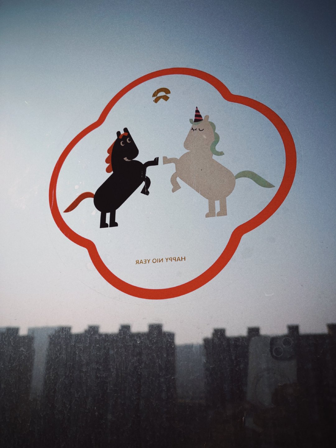 玻璃脏了点，但蔚来的贴纸还是很漂亮的！ 