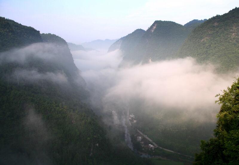 谷谷友介绍得极为详尽，湘西乌龙山燕子洞，宛如一颗神秘的明珠，藏于群峰之中。它位于