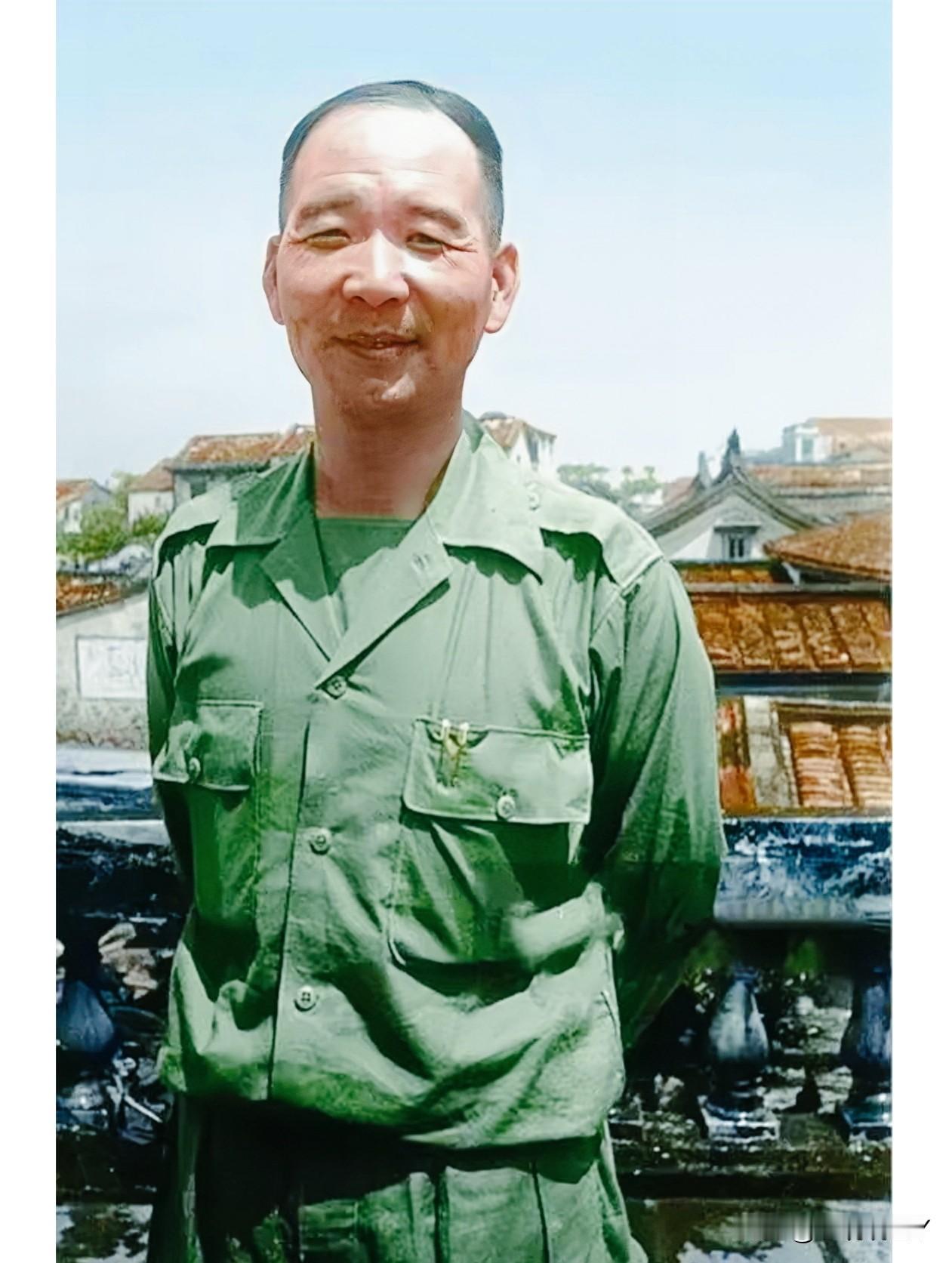 这才是胡琏真实的模样，这绝非演戏，也绝非影视剧里的演员，确是货真价实的本人。这张