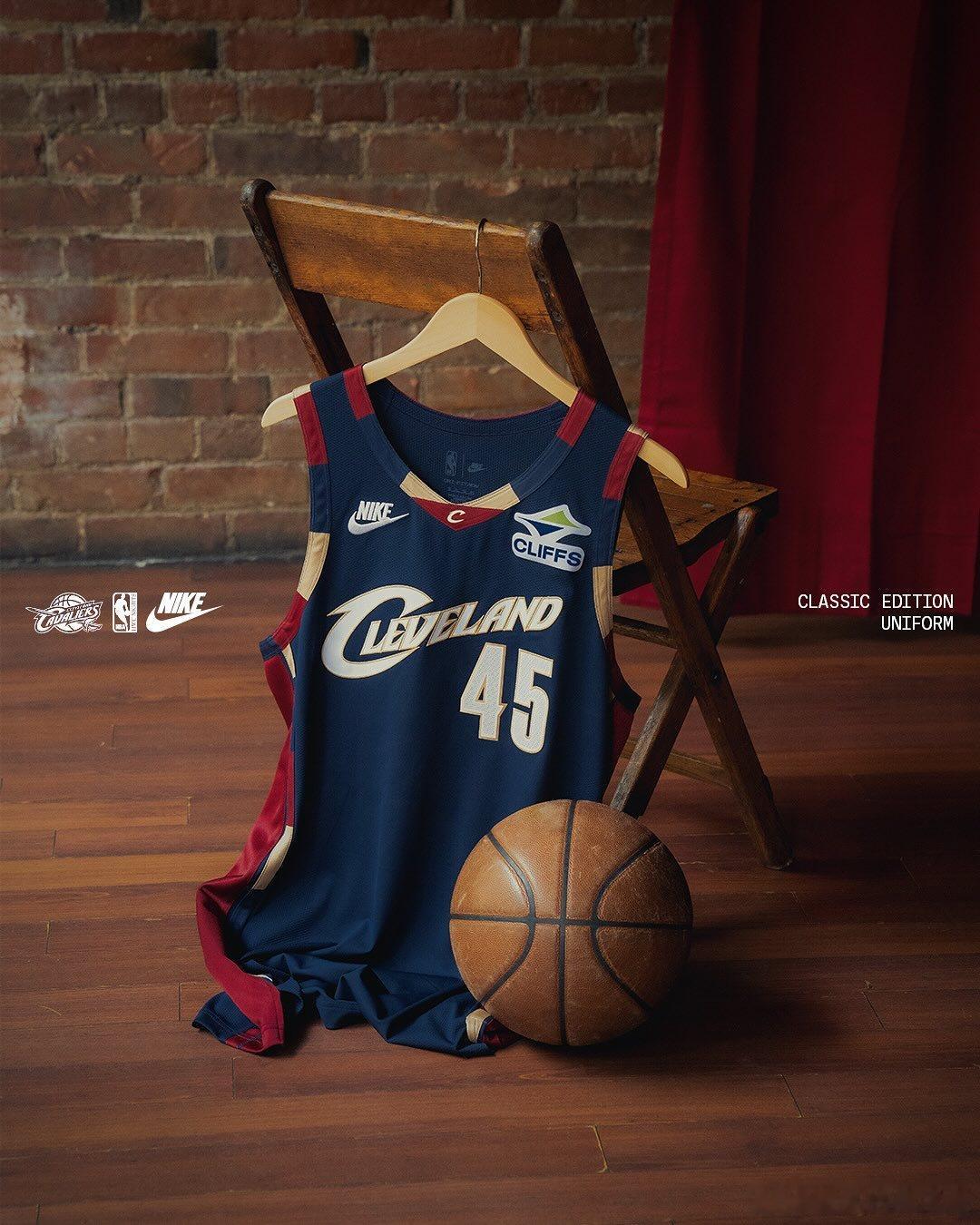 骑士正式发布经典藏青色复古球衣🔥 身穿场次包括明年1月28日主场对阵湖人的比赛