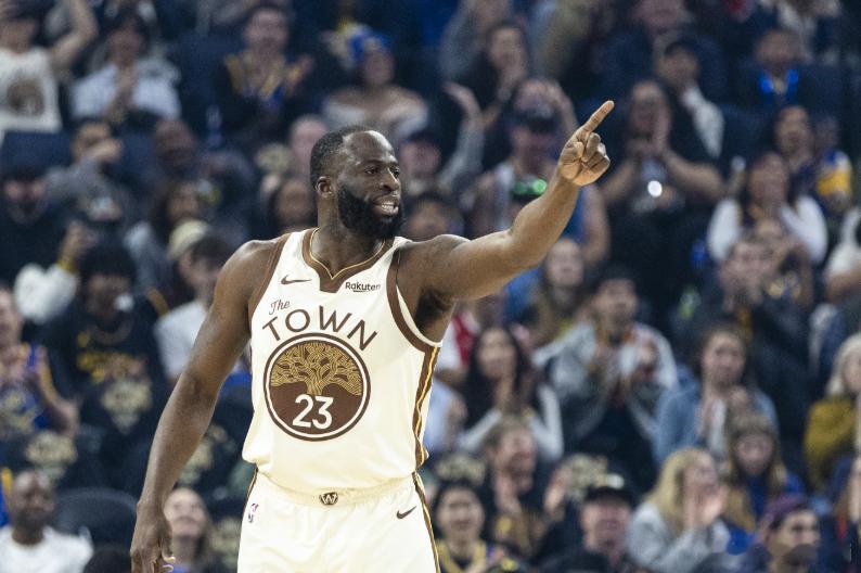 NBA常规赛，勇士半场55-58落后76人。上半场，勇士球星追梦表现糟糕，场上可