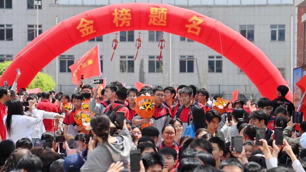 高考前最虚惊一场的温柔。
6月5日，云南镇雄，陈女士在路上捡到一摞高考准考证。