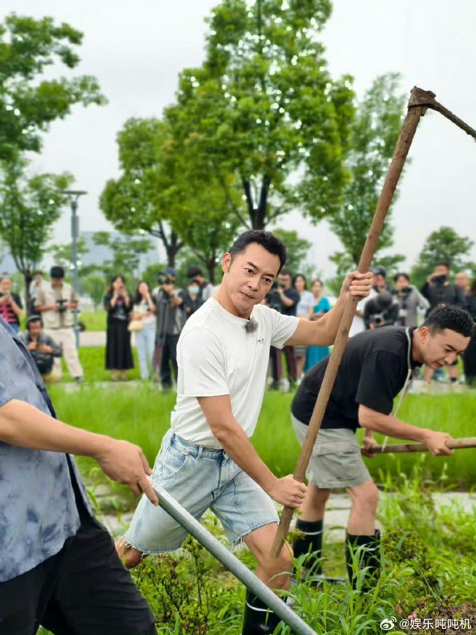 尼格买提微博沙溢含量超标 尼格买提这微博该叫《沙溢专属相册》吧，自己的镜头寥寥无