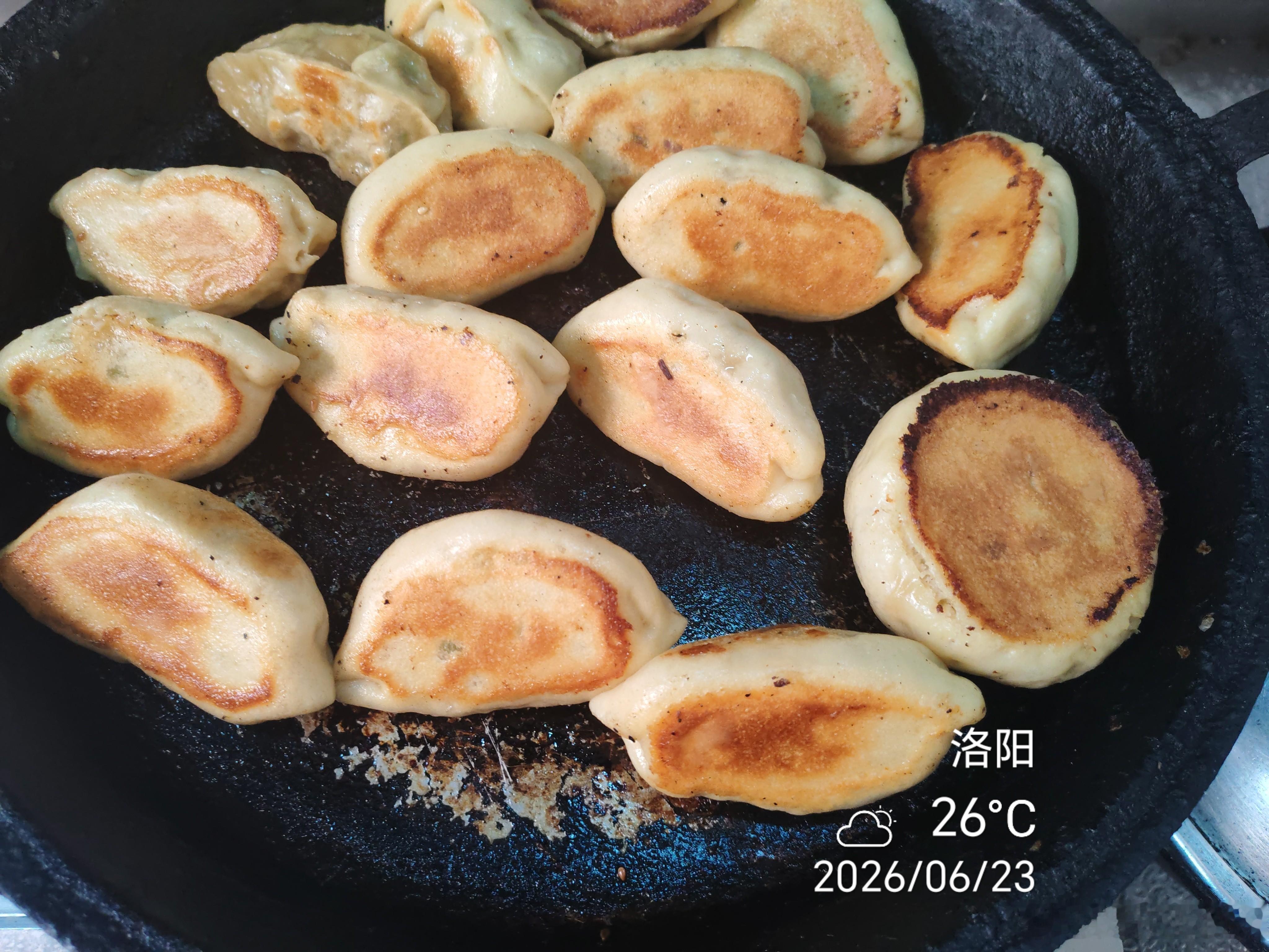 给爸妈的晚饭做好了，我回去工作赚钱了中午剩了点饺子馅，午休起来才发的面，8个馅饼