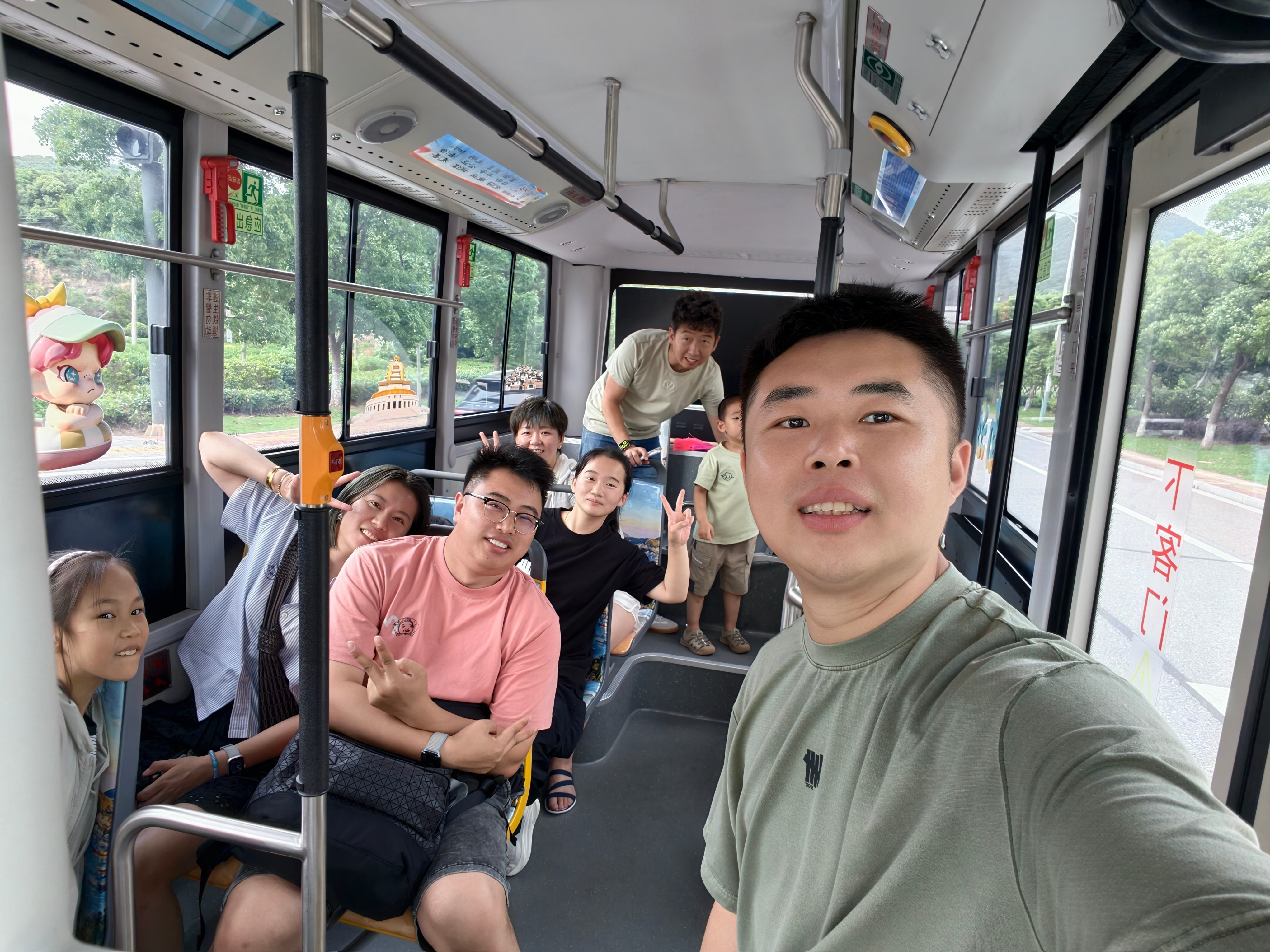 舟山还是太先进了，打车都可以打公交车，这体验绝了。一大家子人真挺合适哈哈哈哈哈 