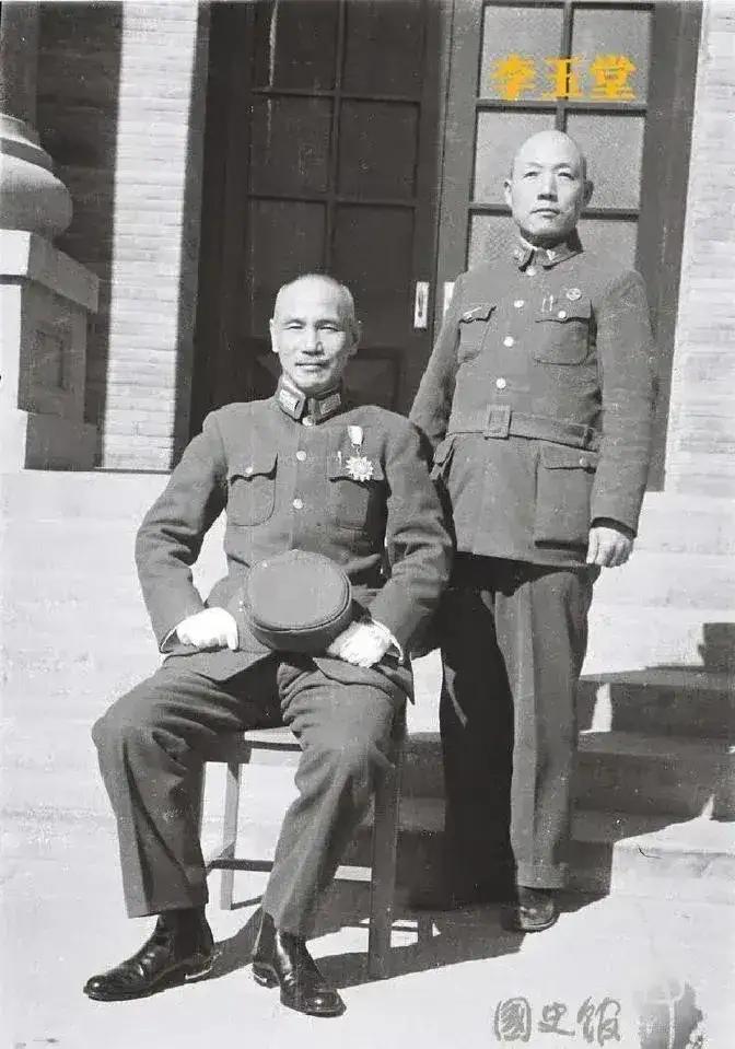 这是1946年，在抗日战争中，假惺惺的蒋介石和血战长沙的李玉堂的合影。     