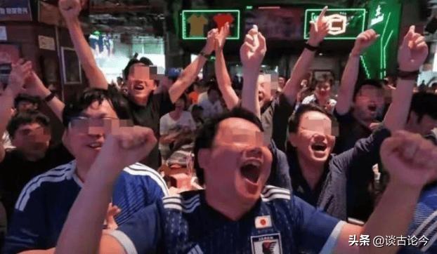 上海年轻人穿日本国旗球衣庆祝赛事引全网热议
 
上海这帮年轻人真敢啊！穿着定制的