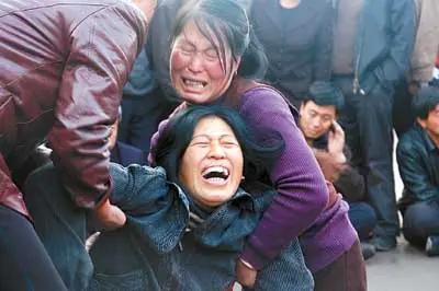 课堂当场被警方带走！乖巧女硕士竟是骗子，毁掉40个家庭前途
 
广西一所高校的研