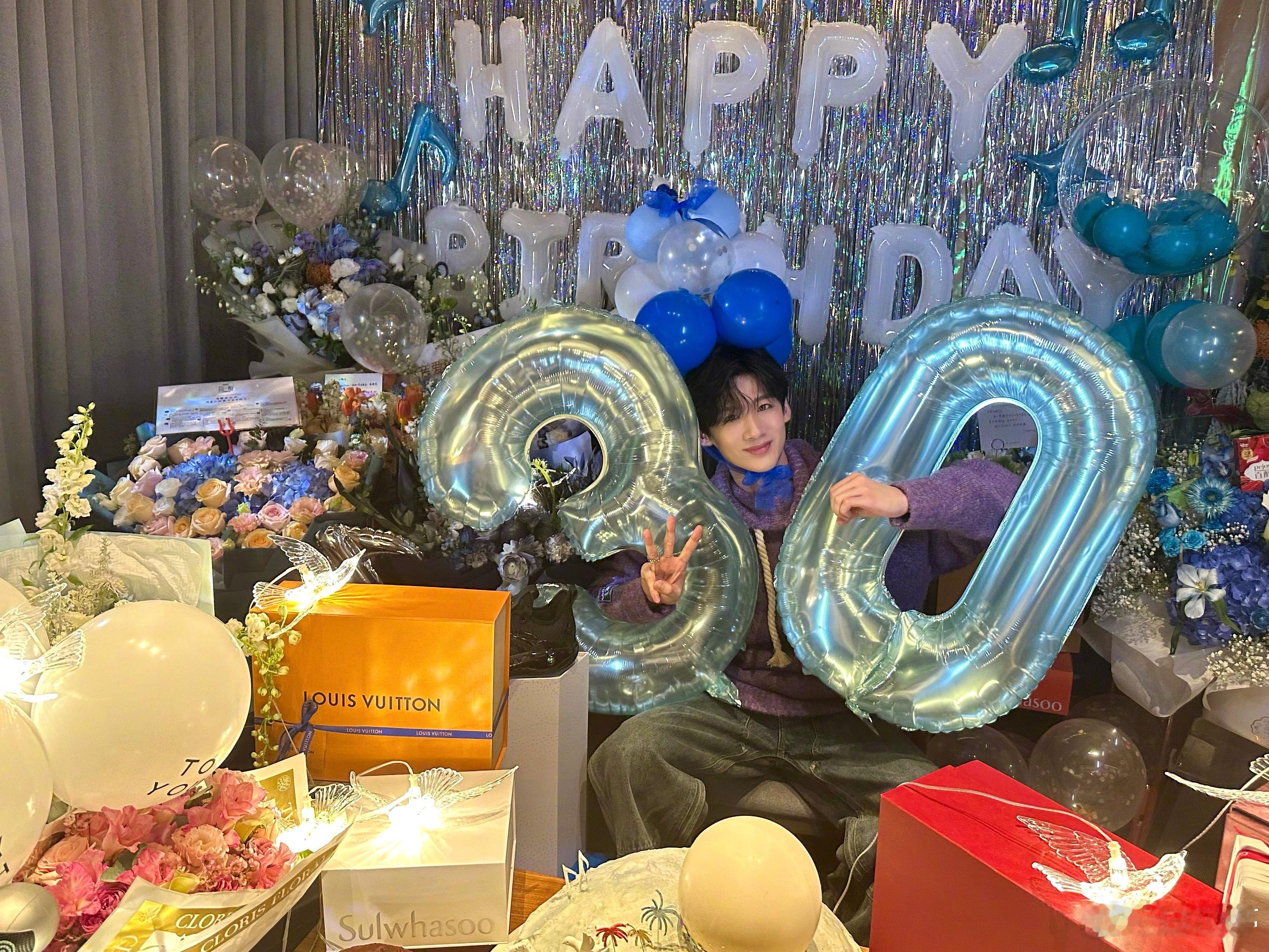30➕1 就是从抱气球变成了捧蛋糕小亭亭这生日plog妥妥的拍照模板下次生日我也