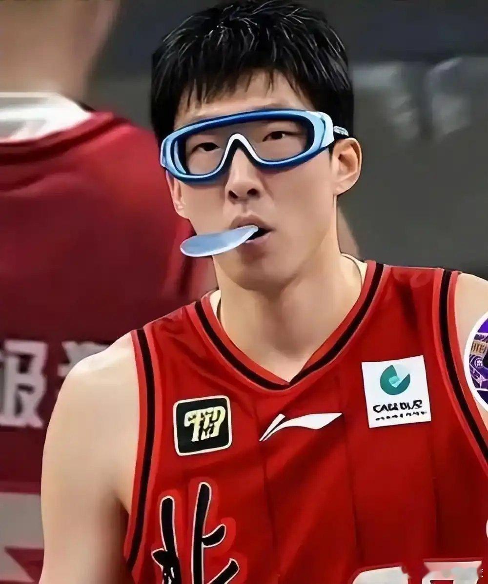 周琦篮球 周琦为切特全明星拉票：这哥们儿内线操作贼狠，投他就完事了。北京时间今日