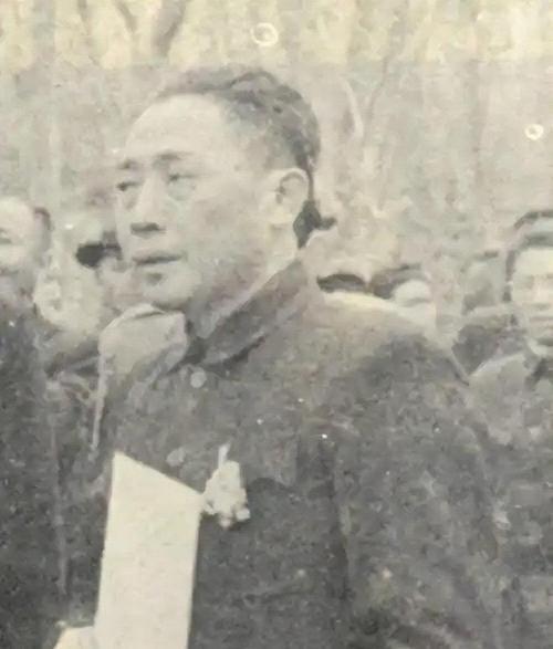 戴笠死后，毛人凤顿悟：不和陈诚搞好关系，十个军统也会被他吞掉。
1946年3月戴