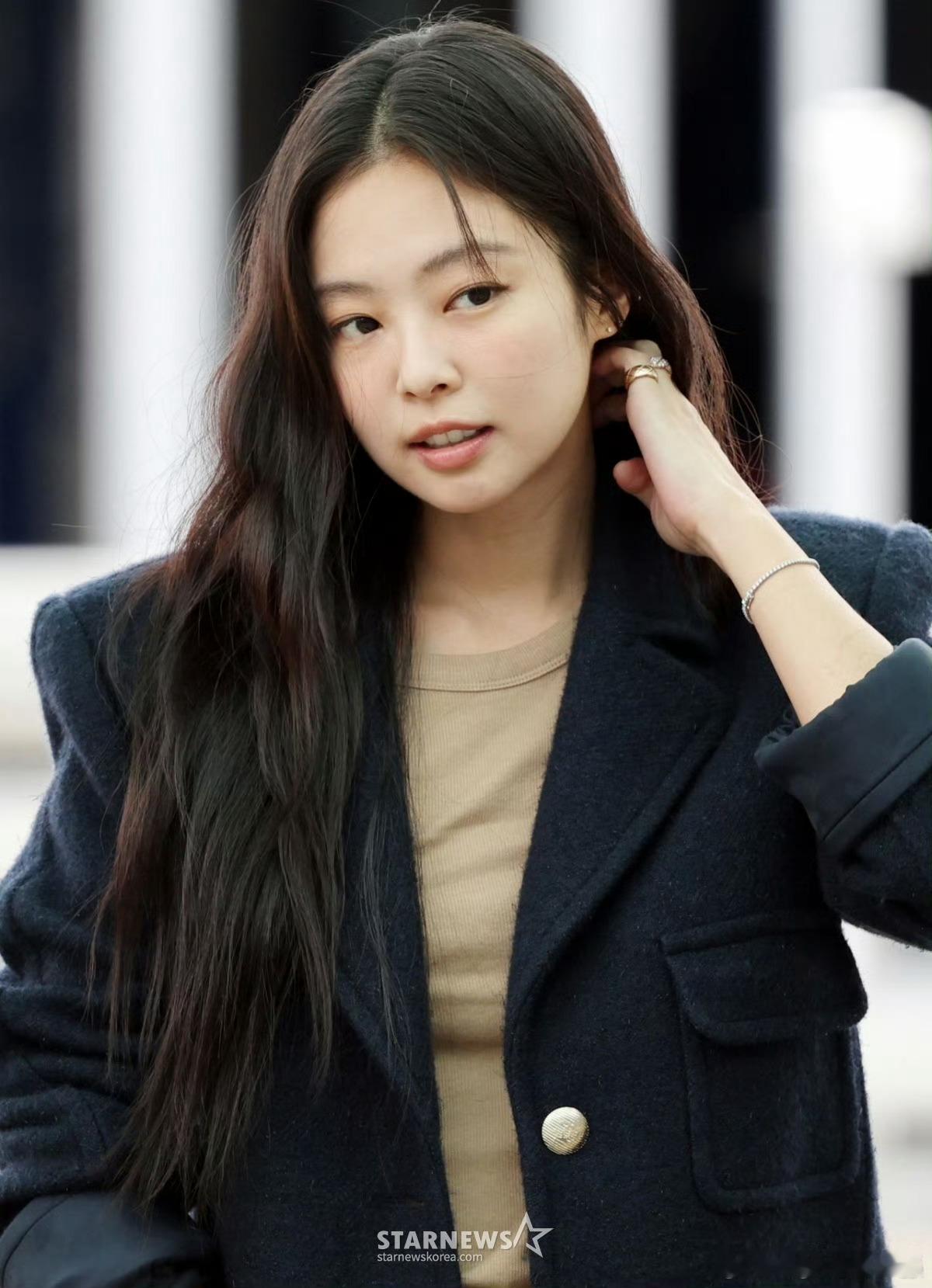 救命啊 jennie 泰亨 kai三个人居然同一个航班飞巴黎 这两个男的还不得打